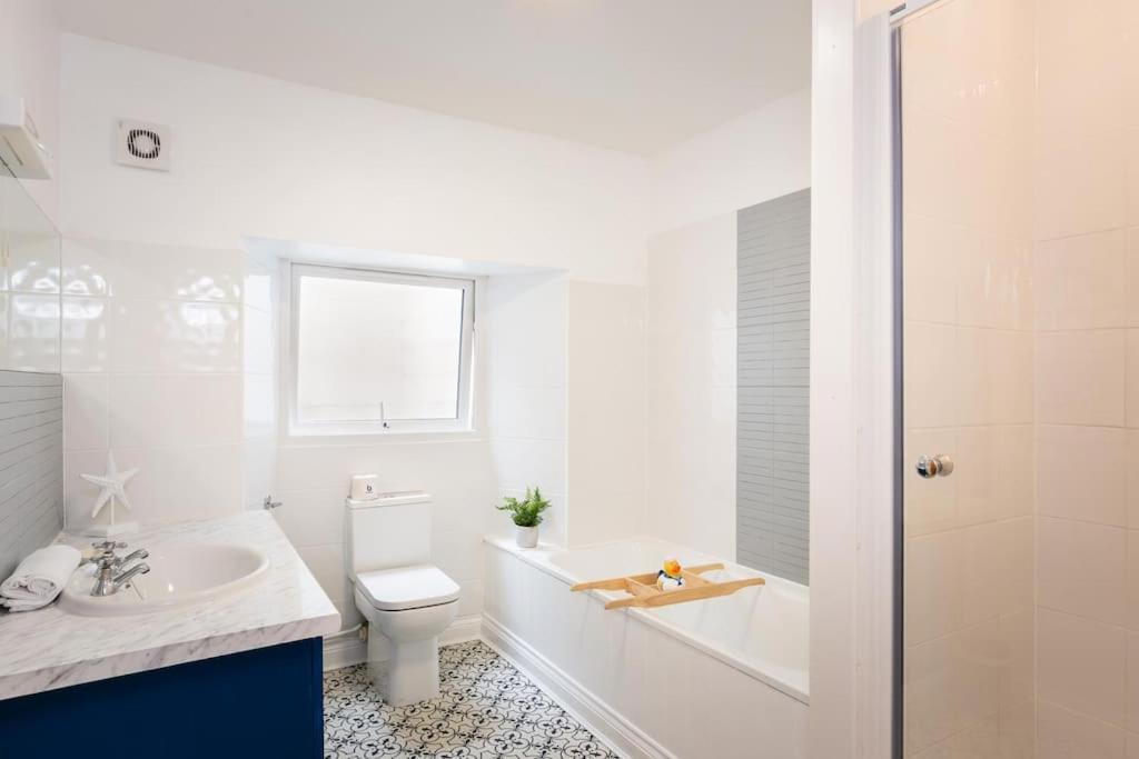Blue Skies Apartment - Harbour Views Торки Екстериор снимка